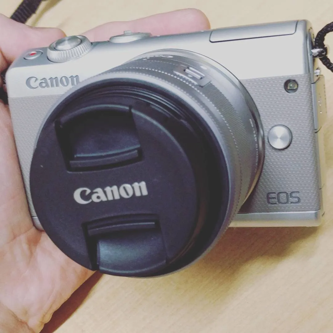 EOS M100